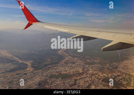 Ansicht vom Flugzeugfenster auf dem Flugzeugflügel. Flug- und Reisekonzept Stockfoto
