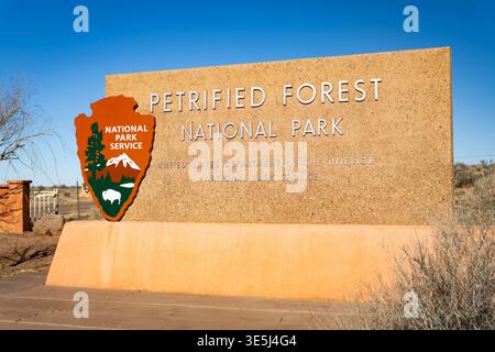 Petrified Forest NP, AZ, USA - 29. Januar 2026: Eintrittsschild markiert den Petrified Forest National Park in der Wüstenlandschaft in Arizona Stockfoto
