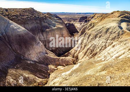 Die farbenfrohen Badlands der Painted Desert erstrecken sich über den Petrified Forest National Park in Arizona Stockfoto