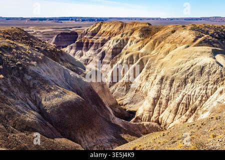 Die farbenfrohen Badlands der Painted Desert erstrecken sich über den Petrified Forest National Park in Arizona Stockfoto
