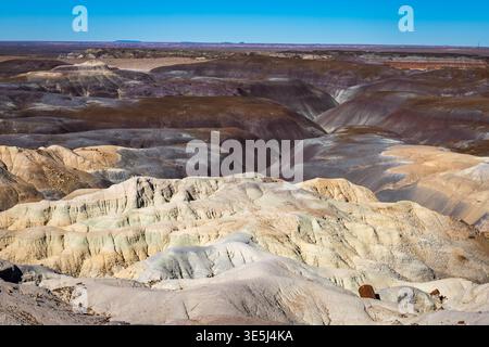 Die farbenfrohen Badlands der Painted Desert erstrecken sich über den Petrified Forest National Park in Arizona Stockfoto