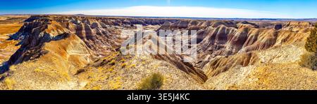 Die farbenfrohen Badlands der Painted Desert erstrecken sich über den Petrified Forest National Park in Arizona Stockfoto