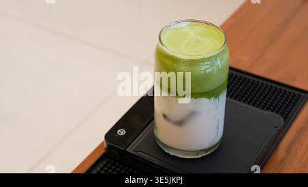 Matcha Latte mit cremigem Schaum Stockfoto