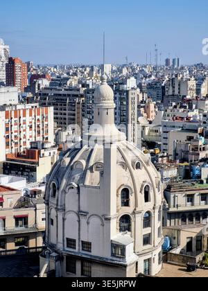 Buenos Aires Stadtlandschaft mit historischer Architektur, pulsierenden Straßen und reicher Kultur, die den dynamischen Geist der argentinischen Hauptstadt fängt. Stockfoto