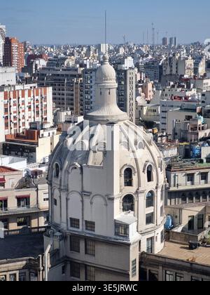 Buenos Aires Stadtlandschaft mit historischer Architektur, pulsierenden Straßen und reicher Kultur, die den dynamischen Geist der argentinischen Hauptstadt fängt. Stockfoto