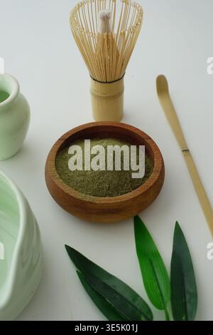 Matcha-Zubereitungswerkzeuge und Zutaten auf einem Tisch Stockfoto