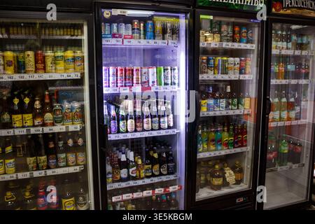 Verschiedene gekühlte Getränke, einschließlich Bier und alkoholfreie Getränke, ausgestellt in hell beleuchteten kommerziellen Kühlschränken in einer Ladenumgebung: Russland - 27. April, Stockfoto