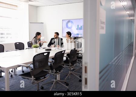 Geschäftsteams arbeiten zusammen und diskutieren die Unternehmensstrategie im Konferenzraum Stockfoto