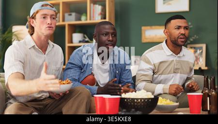 Männer, Snacks und fernsehen zu Hause mit Sportspielen, Unterhaltung und frustriert für Spielfoul. Freunde, Stress und Fußball im Leben Stockfoto