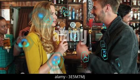 Sprechende Blondine in Senfcardigan mit Pint, Mann in dunkler Jacke an Holzbar, Hexen-Ikonen Stockfoto