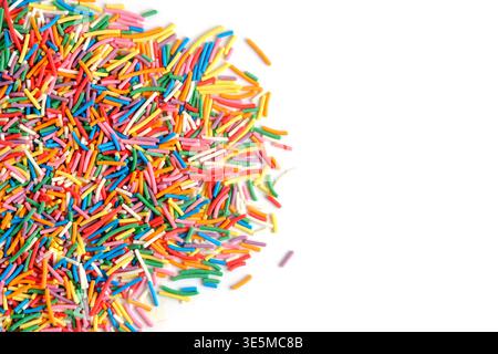 Farbenfrohe, zylindrische Zuckerstreuer links mit weißem leeren Platz für Text oder Branding Stockfoto