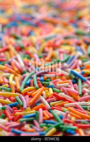Mit der Low-angle-Perspektive können Sie farbenfrohe Zuckerjimmies mit weichem Unschärfe im Hintergrund aufnehmen und so Tiefe erzeugen Stockfoto