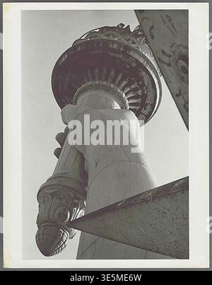 Anthony Angel (1906–1967) – Fackel und Hand der Freiheitsstatue – 1952 Stockfoto