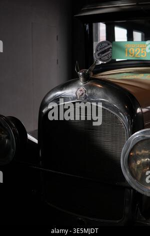 Shanghai 2. märz 2026 Nahaufnahme des Kühlergrills aus Chrom, des Emblems und des Emblems auf einem restaurierten Chrysler-Oldtimer aus dem Jahr 1925, polierte Vintage-Eleganz und Stockfoto