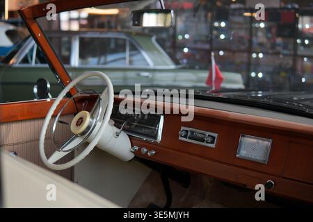 Shanghai 2. märz 2026 Innenraum eines klassischen Autos mit Lenkrad, Armaturenbrett und luxuriösen Holzverkleidungen, die an Retro-Stil und Oldtimer erinnern Stockfoto