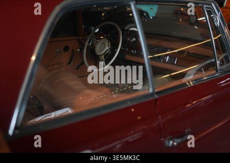 Shanghai 2. märz 2026 klassisches Mercedes-Coupé-Interieur durch Fenster mit Vintage-Armaturenbrett, Holzverkleidung, Lenkrad und braunem Leder Stockfoto