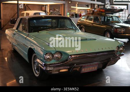 Shanghai 2. märz 2026 Turquoise Ford Thunderbird Classic mit Chromverkleidung und Whitewall-Reifen im Ausstellungsraum, Vintage-Eleganz Stockfoto