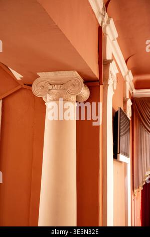 Dekorative weiße Säule in einem großen Innenraum. Neoklassizistische Architektur Stockfoto