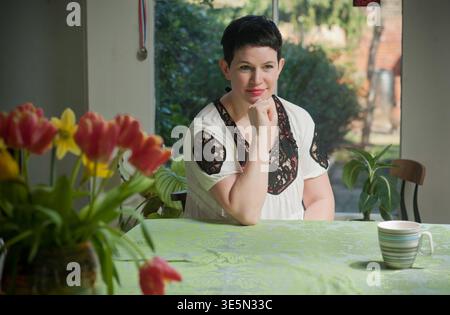 Die preisgekrönte britische Autorin und Schriftstellerin Sarah Hall, bekannt für ihr von der Kritik gefeiertes Werk The Wolf Border. Stockfoto