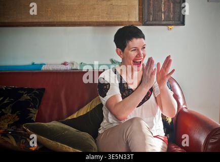 Die preisgekrönte britische Autorin und Schriftstellerin Sarah Hall, bekannt für ihr von der Kritik gefeiertes Werk The Wolf Border. Stockfoto