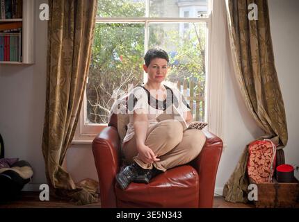 Die preisgekrönte britische Autorin und Schriftstellerin Sarah Hall, bekannt für ihr von der Kritik gefeiertes Werk The Wolf Border. Stockfoto