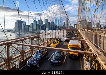 Geschäftiger Verkehr von der Brooklyn Bridge mit Manhattan Skyline im Hintergrund. Stockfoto