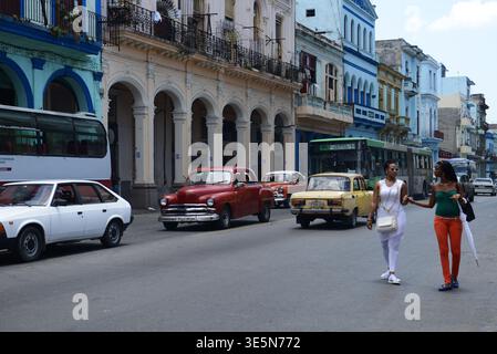 Amerikanische Oldtimer auf der Simón Bolívar Avenue in Havanna, Kuba. Stockfoto