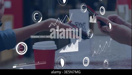 Handys in der Hand, zwei Frauen tippen und scannen Geräte an der Cafétheke mit roten Becher QR-Schildern Stockfoto