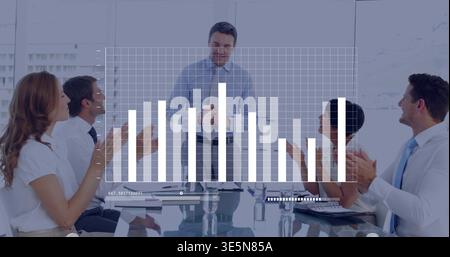 Der präsentierende Mann trägt ein blaues Hemd und leitet die Tagung im Konferenzraum aus Glas mit Balkendiagramm-Overlay Stockfoto