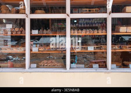 Manang, Nepal - 08. November 2024: Verschiedene frisch gebackene Brote und Backwaren auf Holzregalen in einem lokalen Bäckereifenster im hohen Altitu Stockfoto