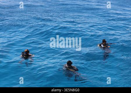 Drei Personen schnorcheln im klaren blauen Meer Stockfoto