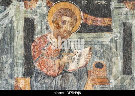 Antike byzantinische Freske mit dem Heiligen Markus, der die Schrift schreibt. Agia Elisavet Kapelle, Agios Amvrosios, Limassol Bezirk, Zypern Stockfoto