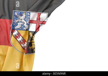 Saarlandflagge mit Wappen und deutschen Farben auf weißem Hintergrund, Kopierraum. 3D-Rendering Stockfoto
