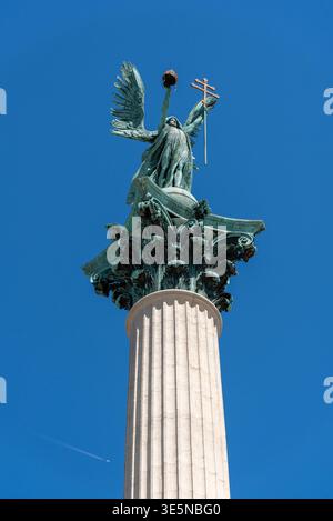 Erzengel Gabriel Säule des Millenniums-Denkmals auf dem Heldenplatz in Budapest, Ungarn am 8. Mai 2023 Stockfoto