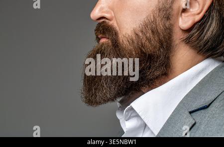 Bärtige Männer Nahaufnahme. Bart ist sein Stil. Nahaufnahme bärtiger Männer. Männlich mit Schnurrbart wächst. Perfekter Bart. Nahaufnahme des bärtigen Mannes. Nahaufnahme von Stockfoto
