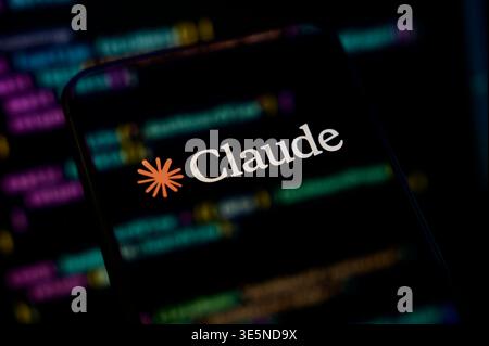 Paris, Frankreich. April 2026. Das Claude AI-Logo von Anthropic, das auf einem Smartphone mit Reflexionen des Programmiercodes angezeigt wird und die Vibe-Codierung veranschaulicht. Stockfoto