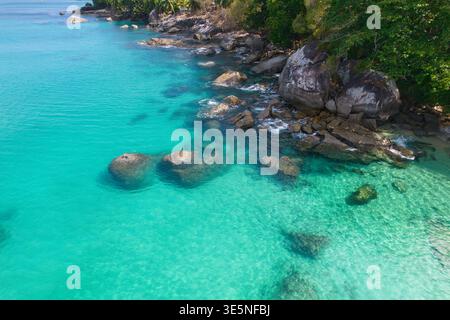 Drohnenaufnahme aus Granitfelsen, türkisfarbenem Wasser, Sonnenuntergangsstrand, Mahe Seychellen Stockfoto