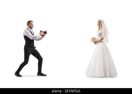 Professioneller Fotograf, der Fotos von einer wunderschönen Braut in einem weißen Kleid auf weißem Hintergrund macht Stockfoto