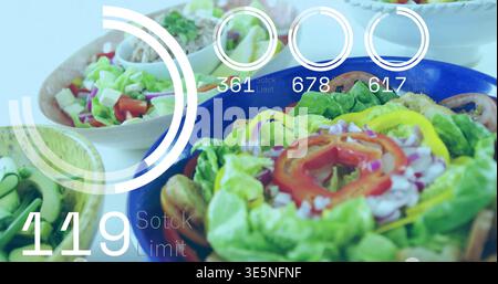 Blaue Salatschüssel mit Salat, Tomatenring und Croutons auf der Tischplatte, mit Zahlen Stockfoto
