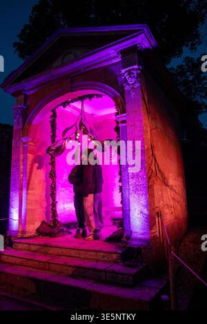 Großbritannien, England, Oxfordshire, Woodstock, Blenheim Palace at Christmas, Light Trail, Paare küssen sich im Mistletoe Moment Stockfoto