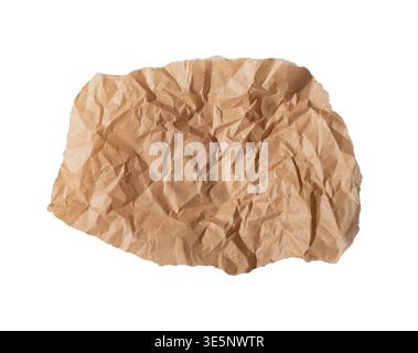 Zerknittertes braunes Papierblatt weist eine zerknitterte Vintage-Textur mit rauen Falten auf. Leere gealterte Oberfläche isoliert auf weißem Hintergrund Stockfoto