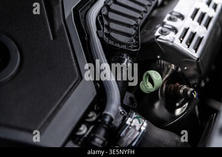 Motorölmessstab-Kontrolle im Motorraum des Autos Messung des Ölstands in modernen Nahaufnahmen des Fahrzeugs Stockfoto