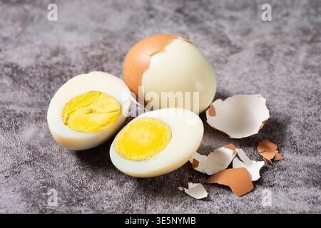 Hartgekochte Eier mit hellgelbem Eigelb und ausgeworfenen Eierschalen Stockfoto