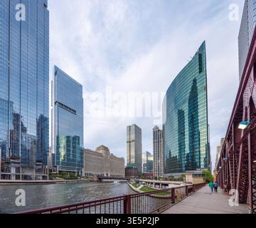 Chicago, Illinois, USA - 25. Mai 2025: Chicago Riverwalks mit modernen Gebäuden Stockfoto