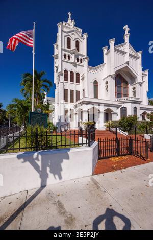 Key West, FL, USA - 28. Mai 2025: St. Paul Episcopal Church in Key West mit weißer Fassade, Palmen und historischer Architektur unter sonnigem Himmel Stockfoto
