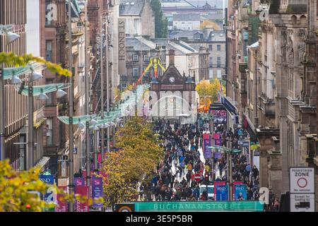 Die Buchanan Street in Glasgow ist voller geschäftiger Einkaufsmöglichkeiten, farbenfroher Banner und Herbstbäume, die die Fußgängerzone inmitten der historischen stadt säumen Stockfoto