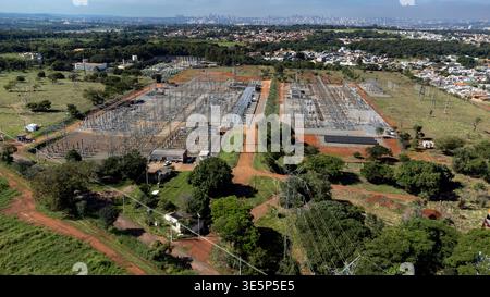 Luftaufnahme von Umspannwerk und Stromnetz in Atalaia Stockfoto
