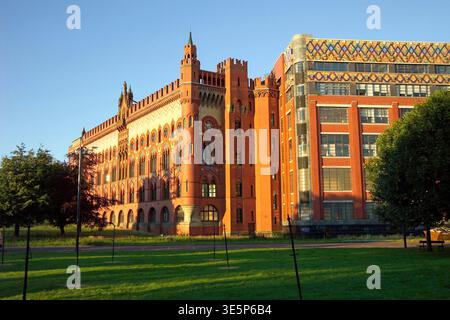 Die kunstvolle Templeton Carpet Factory aus rotem Backstein auf Glasgow Green, die in warmes Abendsonnenlicht getaucht ist, zeigt detaillierte viktorianische Industriearchitektur mit tu Stockfoto