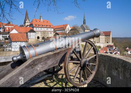 Die Fügeler Kanone auf dem Burgrondel mit Panoramablick über die mittelalterliche Stadt Warburg Stockfoto