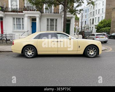 18/05/2022. London, Vereinigtes Königreich. Ein klassischer, cremefarbener Rolls Royce Stockfoto